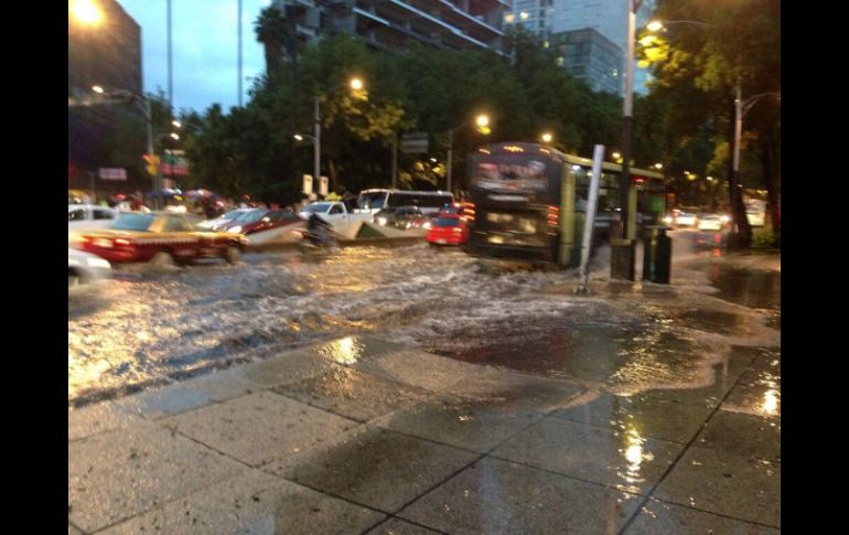 Reportan inundaciones en Paseo de la Reforma. TOMADA DE @marfeles  /