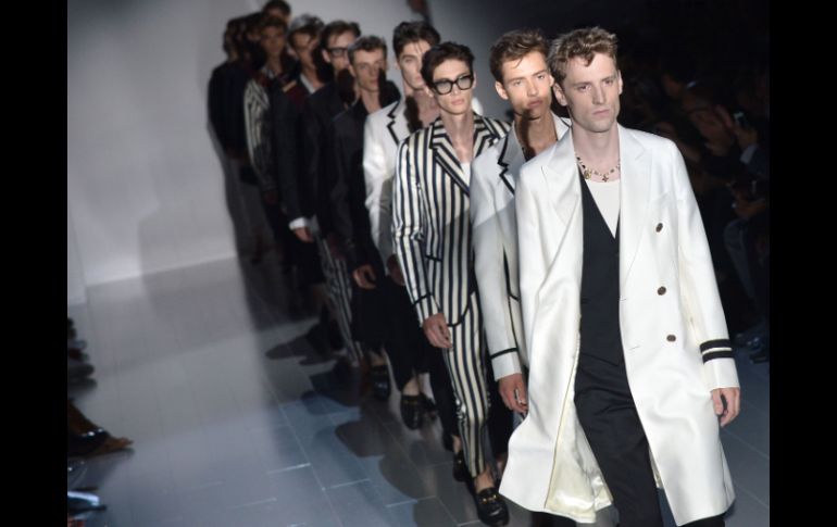 El blanco y el negro tienen un importante protagonismo en la colección masculina de Gucci. AFP /