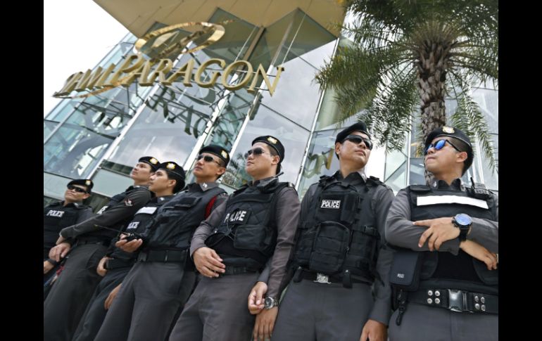 Policías tailandeses hace guardia en el país, debido a las constantes manifestaciones de opositores. EFE /