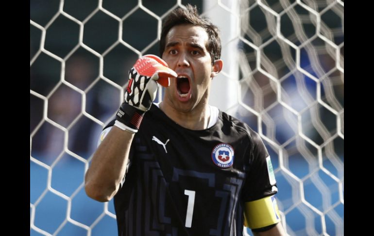 Bravo tiene 31 años y se encuentra con la Selección de Chile disputando el Mundial. EFE /
