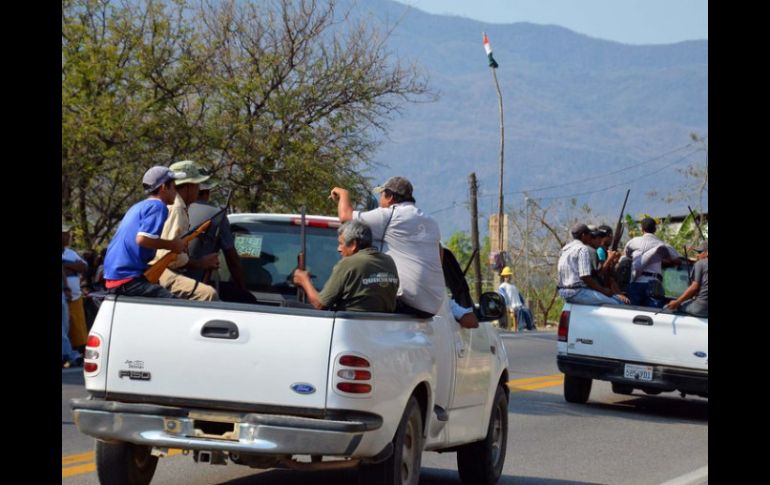 La autodefensa asegura que ''la ciudadanía nos pidió que avanzáramos hacia La Mira''. Su objetivo: ''limpiar Michoacán'', dicen. ARCHIVO /