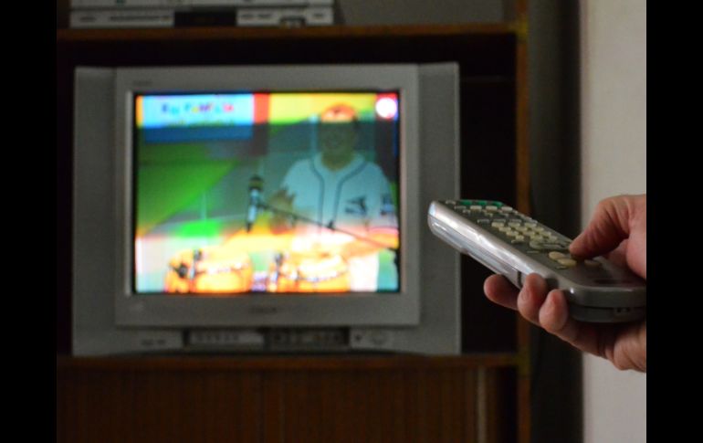 Según estudio, los españoles ven televisión una media de 1.6 horas al día, frente a las 2.8 que la ven de medio los estadounidenses. ARCHIVO /