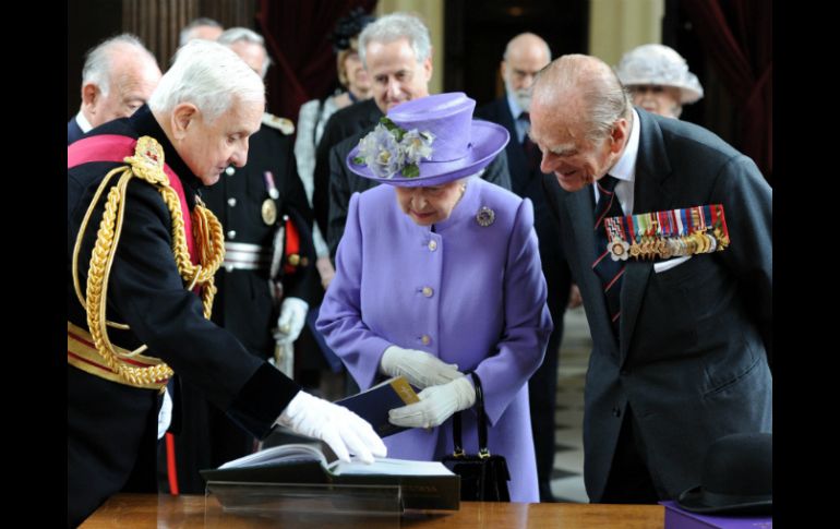 Isabel II recibe un libro con el nombre de los voluntarios británicos y auxiliares que participaron en la Primera Guerra Mundial. AFP /