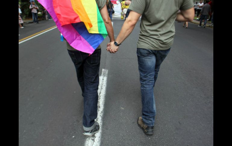 Los gays y las lesbianas son el segundo y noveno grupo más discriminado, según encuesta. ARCHIVO /