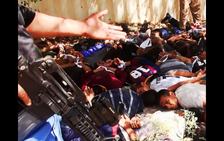 La imagen muestra a los soldados iraquíes capturados en ropa casual por rebeldes islámicos y la rama de Al Qaeda. AP /
