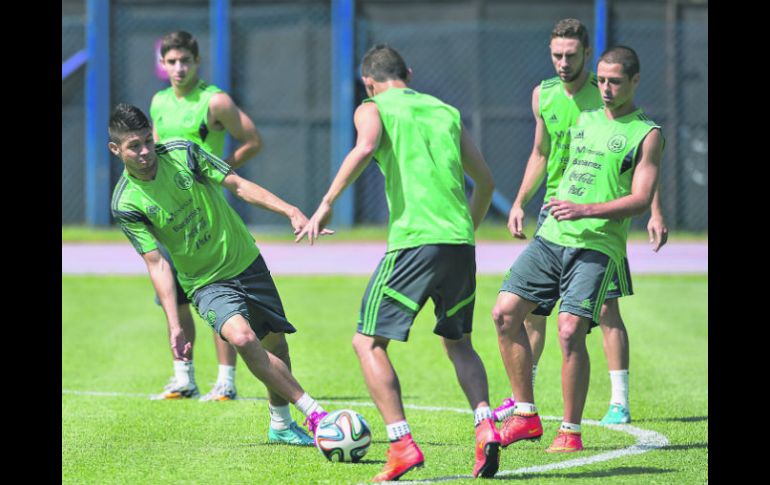 El delantero tricolor Oribe Peralta (izq.) será el responsable de generar peligro para el equipo mexicano. MEXSPORT /