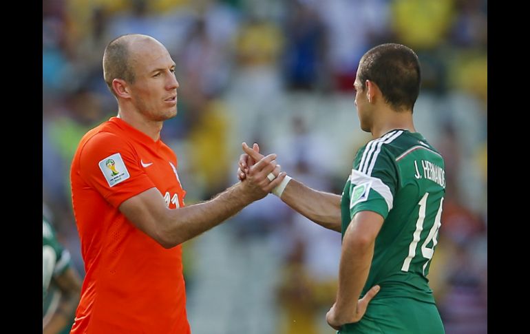 Javier Hernández considera que el penal que se marcó sobre el holandés Arjen Robben es muy dudoso. AP /