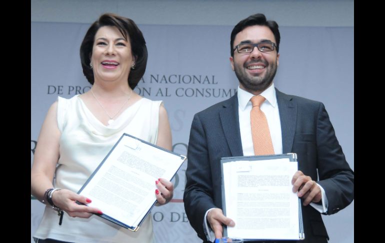 El presidente del IFT y Lorena Martínez en la firma de un convenio que busca realizar investigaciones en telecomunicaciones. SUN /