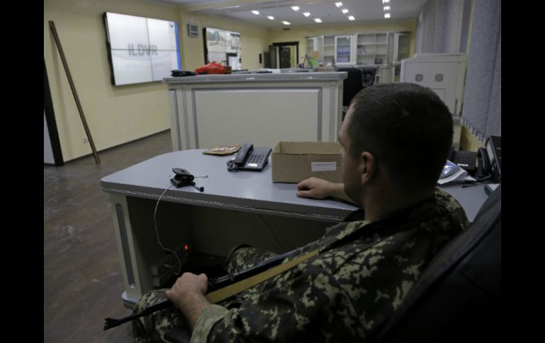 Un soldado pro ruso permanece dentro del edificio del Ministerio de Interior. AP /