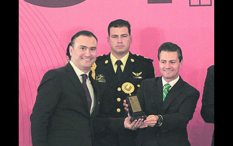Galardón. El Presidente Enrique Peña Nieto entrega la Medalla al Mérito Industrial a Manuel Herrera Vega.  /