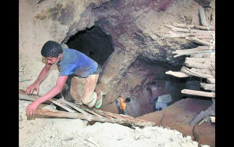 La prensa local indica que una fuerte cantidad de tierra impedía la salida de los mineros. Twitter: @DiarioLaPrensa. ESPECIAL /