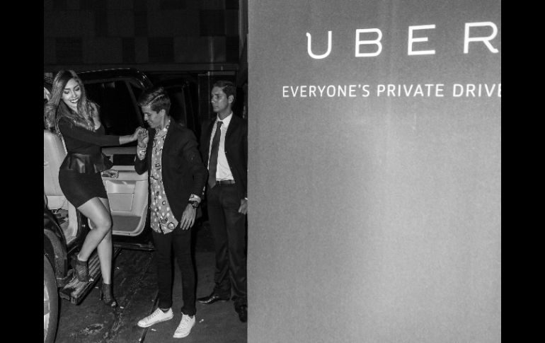 Uber ofrece el servicio de transportación con un conductor privado en autos de lujo. FACEBOOK / UberMexico
