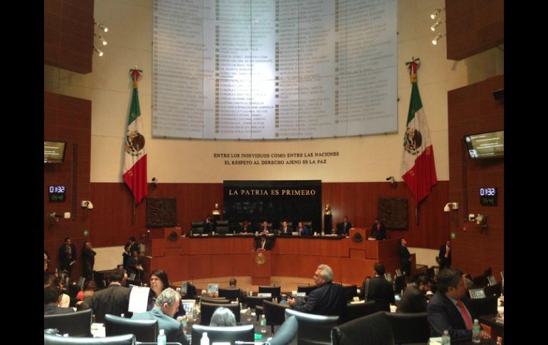 Aspecto del salón de plenos en la Cámara de Senadores durante la discusión en telecomunicaciones. TOMADA DE @senadomexicano  /