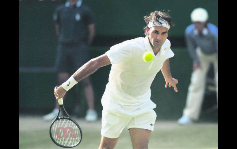 Roger Federer sube a la red para contestar una pelota en la semifinal. El suizo ganó 24 de 32 puntos que disputó en la red. AP /