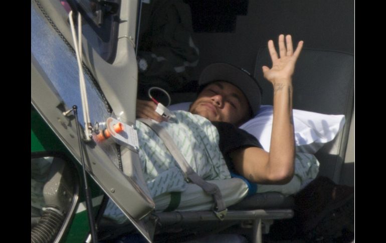 Neymar sufrie una fractura en la tercera vértebra lumbar al recibir un rodillazo en la espalda de Camilo Zúñiga. AP /