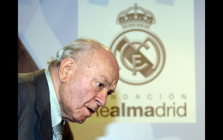 Alfredo Di Stefano, de 88 años de edad, sufre el paro al salir de un restaurante cerca de estadio Santiago Bernabéu. AFP /