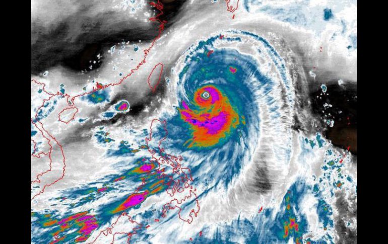En la imagen de la NOAA se observa el paso del 'supertifón' en su camino a Japón EFE /