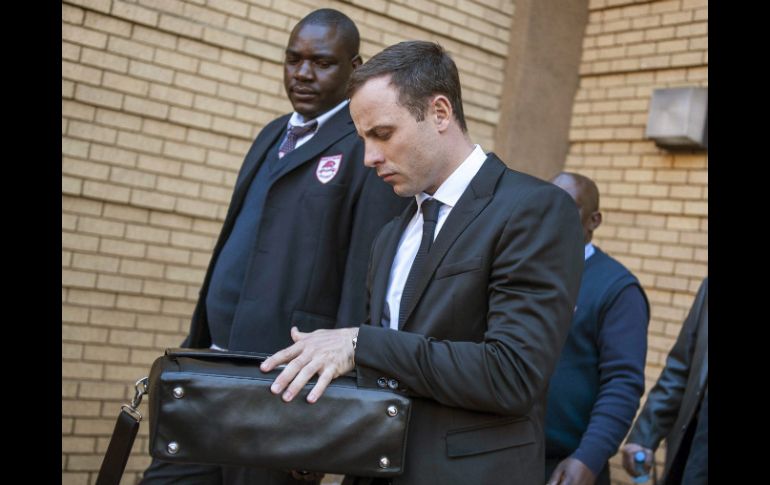 Pistorius, que se encuentra en libertad bajo fianza, podría enfrentar una condena de 25 años en prisión. EFE /