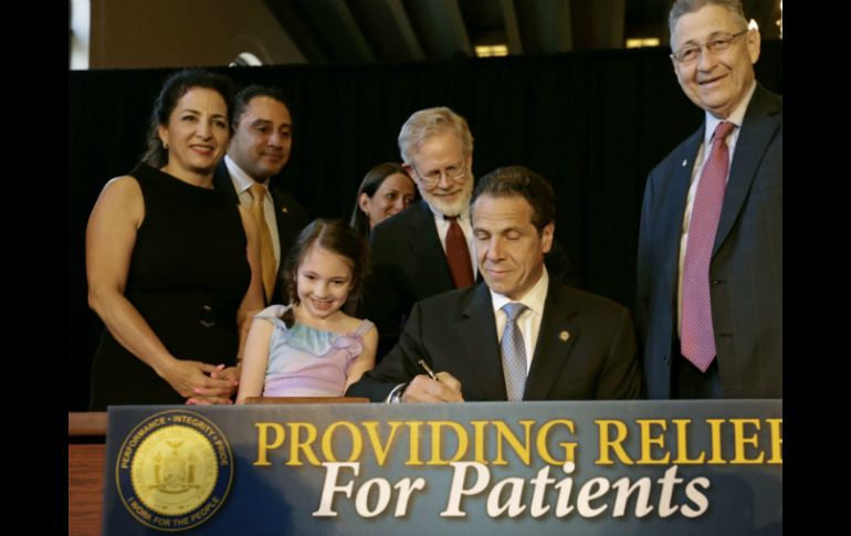 El gobernador de NY, Andrew Cuomo, firma la ley que autoriza el uso de mariguana con fines terapéuticos. EFE /