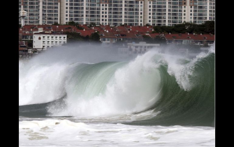Enormes olas golpean la costa por el paso del tifón 'Neoguri' en la playa de Haeundae. EFE /