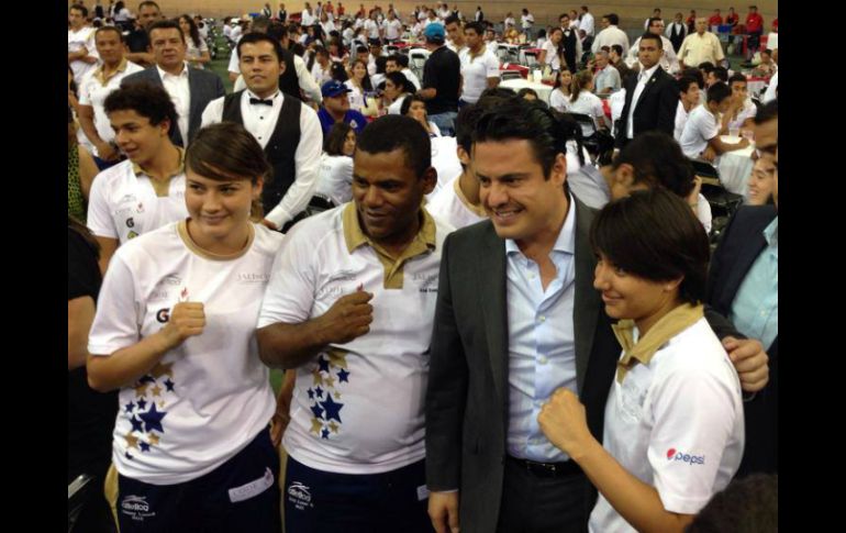 El gobernador compartió el momento con varios atletas, donde los felicitó por las 15 estrellas de Jalisco. ESPECIAL /