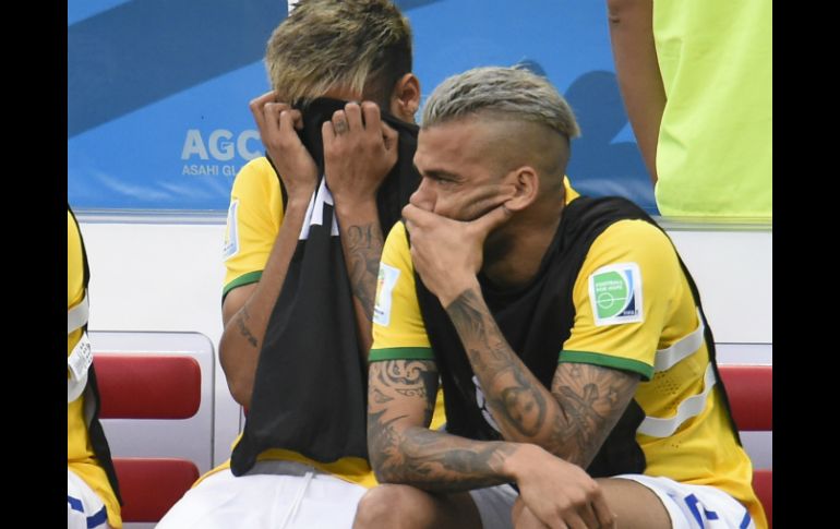 Neymar y Daniel Alves se lamentan tras el tiro de penal que abrió el marcador a favor de Holanda. AFP /