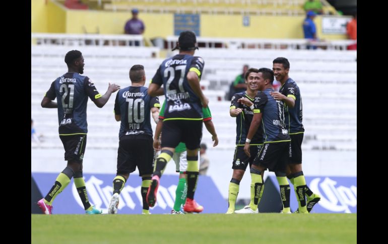 Los jugadores de Santos, celebrando su triunfo ante Jaguares.  /