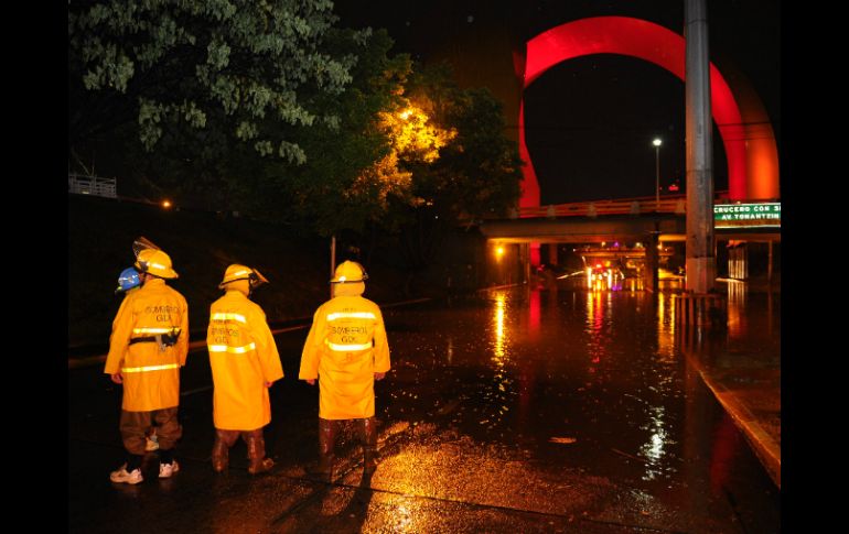 El paso a desnivel de Lázaro Cárdenas a la altura de los Arcos del Milenio permanece cerrado por inundación.  /