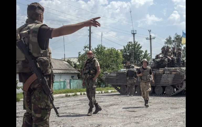 Un militar ucraniano da indicaciones a su flota, permanecen en frontera con Rusia ante amenaza. EFE /