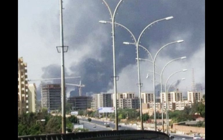 Varios cohetes cayeron esta madrugada en el aeropuerto internacional de Trípoli. AP /
