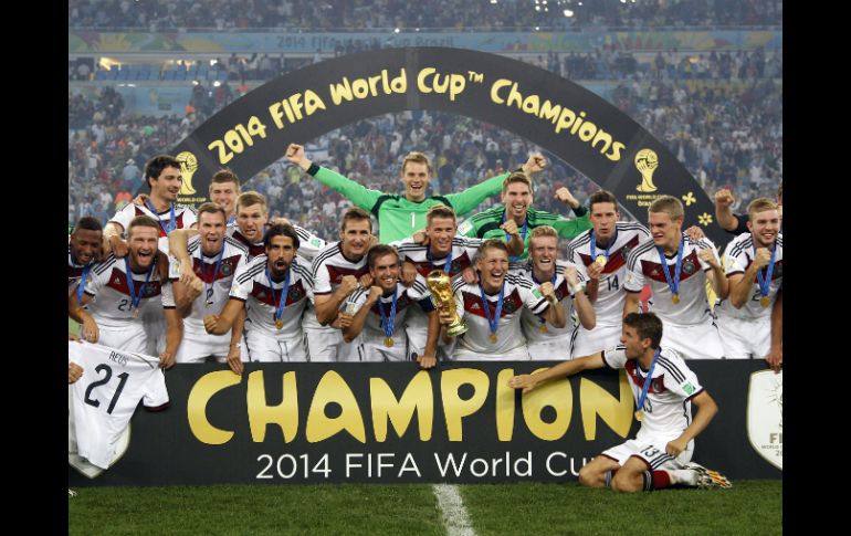 Los jugadores alemanes celebran su cuarta Copa del Mundo. AP /