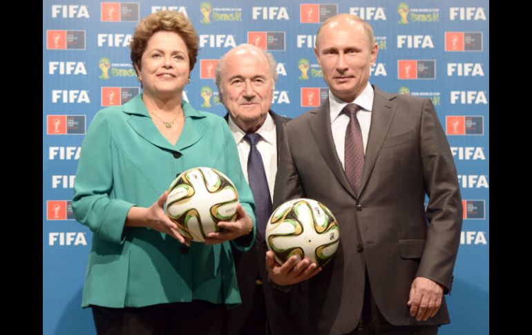Dilma Rousseff (i), Joseph Blatter (c) y Vladimir Putin (d). EFE /