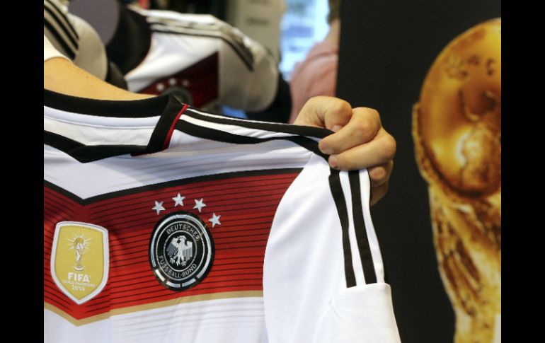La camiseta de la Selección alemana de futbol ya muestra cuatro estrellas. EFE /