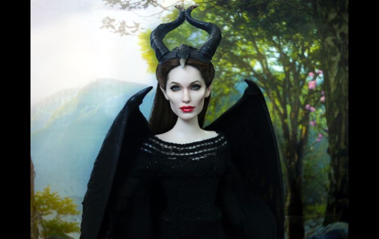 Angelina Jolie en su papel de 'Maléfica' es uno de los personajes, que el artista transformó en muñeca. ESPECIAL /