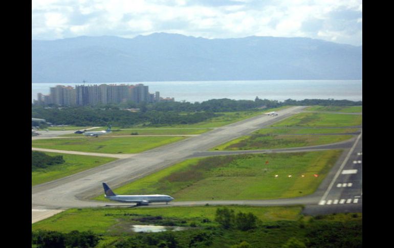 Con las nuevas rutas aéreas, Puerto Vallarta prevé recibir en 2014 un millón de pasajeros en su terminal aérea. ARCHIVO /