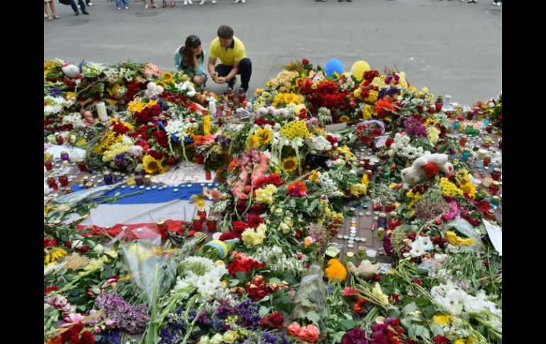 La mayor parte de las víctimas eran holandeses; ciudadanos dejan flores frente a la Embajada de Holanda en Ucrania. AFP /