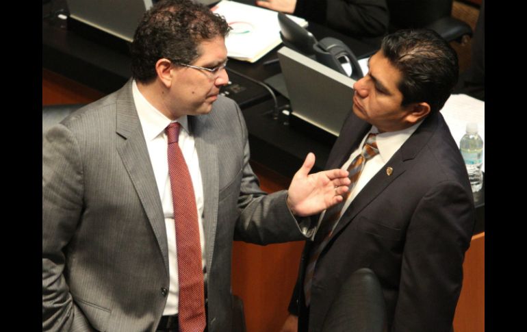 Los legisladores Armando Ríos Piter y Jorge Luis Preciado dialogan durante la sesión en el pleno. NTX /