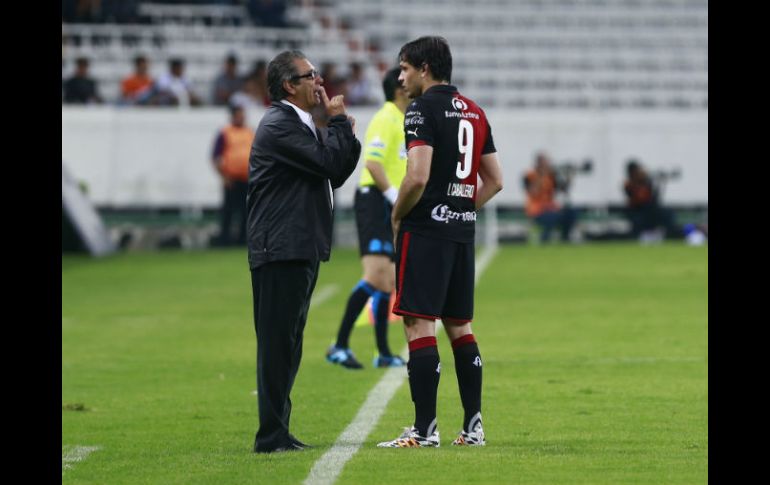 Tomás Boy da indicaciones a Luis Caballero durante el juego de la jornada uno ante Tigres, que terminó en empate a cero.  /