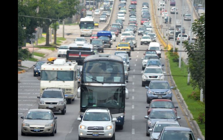 En pleno periodo vacacional, cientos de automóviles salieron ayer de la ciudad por Prolongación López Mateos.  /