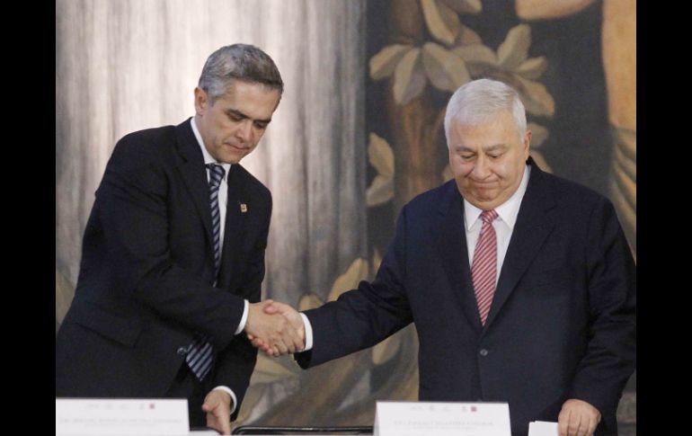 Miguel Mancera y Emilio Chuayffet, durante la firma del Convenio de colaboración entre la Segob, la SEP, la Conago y la ANUIES. SUN /