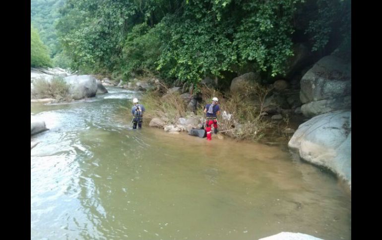 Según testigos, el hombre resbaló al río y fue arrastrado por la corriente. ESPECIAL /