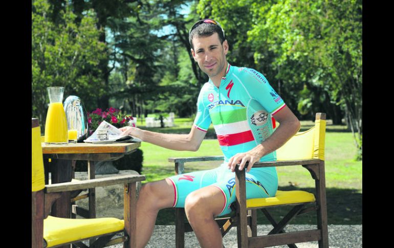 Nibali toma el desayuno y lee el periódico, en la jornada de descanso del Tour. El italiano está muy cerca de convertirse en campeón. AFP /