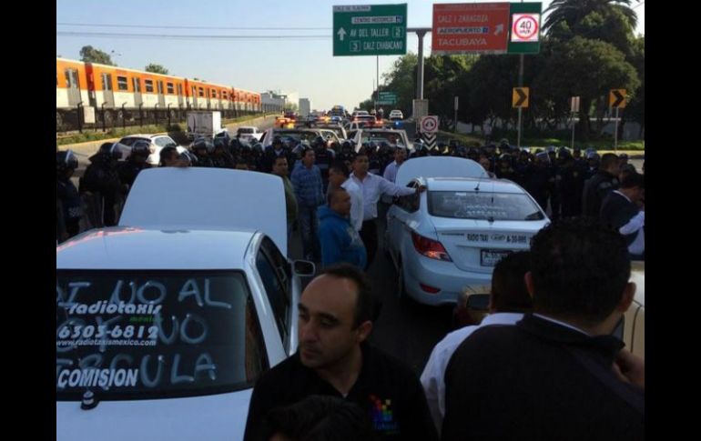 Tres caravanas de taxistas avanzaron en distintos puntos de la Ciudad de México, en contra del ''Hoy No Circula''. SUN /