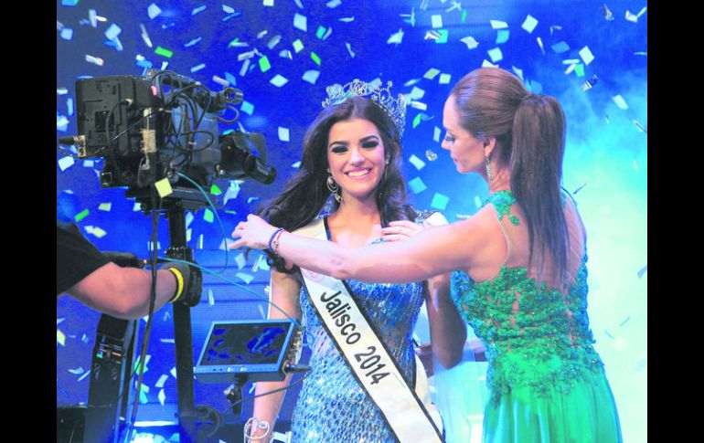 Pasa el cetro. La ex Miss Universo y directora de Nuestra Belleza, Lupita Jones, entrega la banda a Alessa Bravo.  /