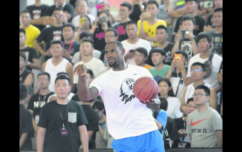 Visita a china. LeBron James estuvo varios días en China ofreciendo clínicas a jugadores de aquel país. AFP /