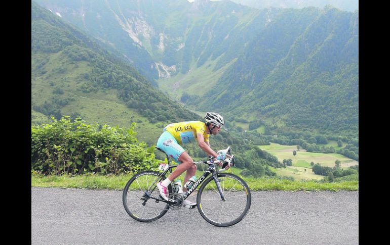 Montaña. El ciclista italiano del Astana, Vincenzo Nibali, en acción durante la decimoséptima etapa del Tour de Francia 2014. EFE /