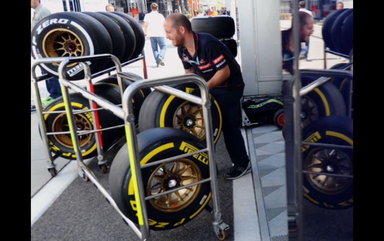 Técnicos del equipo Toro Rosso preparan las llantas con las que competirán en el Gran Premio de Hungría. AP /