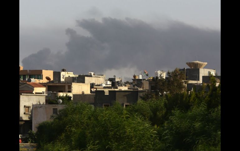 El edificio de la embajada estaba muy cerca de los choques entre facciones libias. AFP /