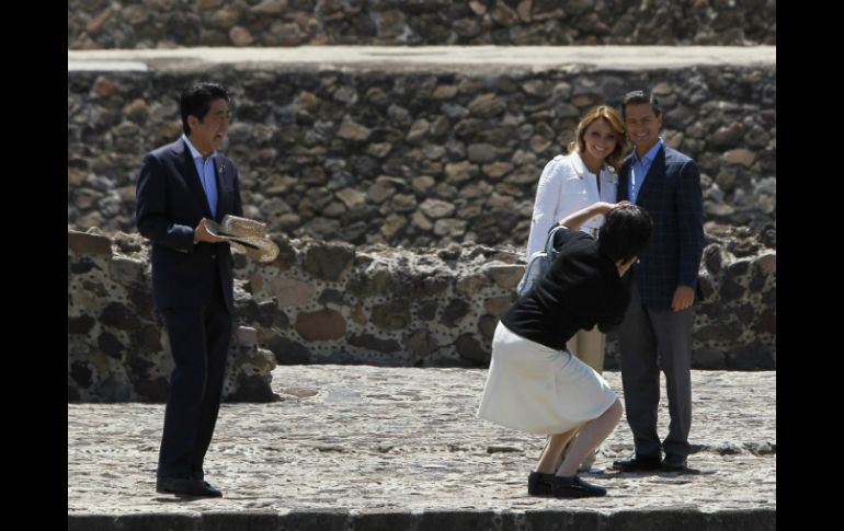 Akie Abe, esposa del primer ministro de Japón, Shinzo Abe, toma una fotografía a la pareja presidencial mexicana en Teotihuacán. EFE /