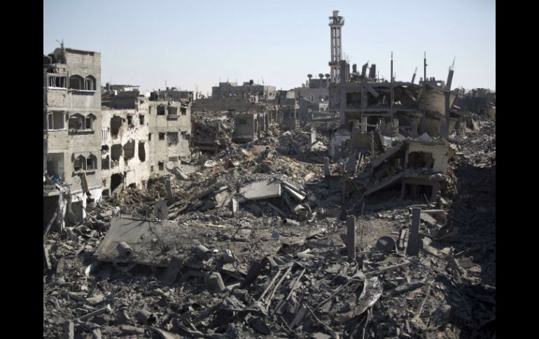 Palestinos buscan entre los escombros restos de ciudadanos y familiares. AFP /